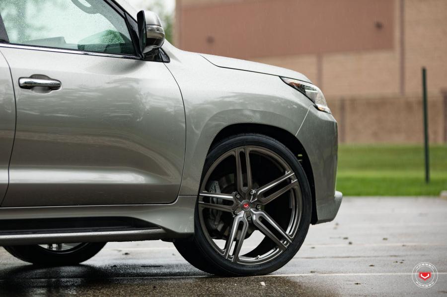 Детали экстерьера Lexus LX570 on Vossen Wheels (HC-1) 2017 года  (фото 23 из 43)